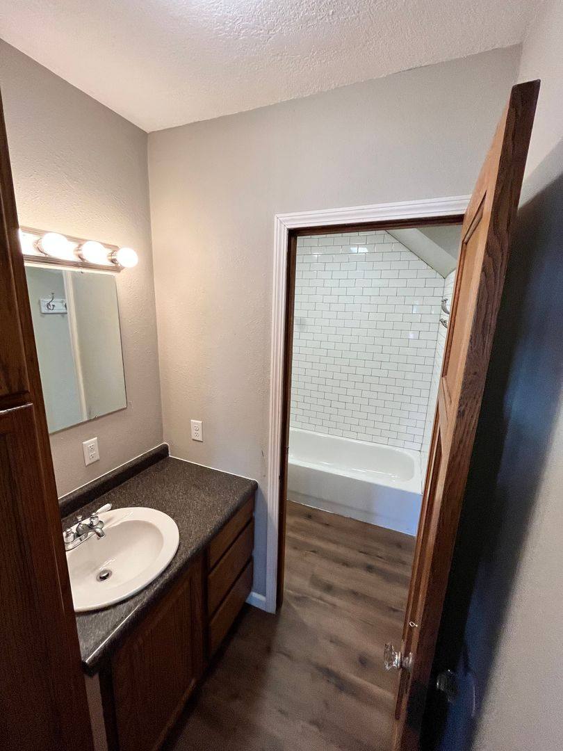 House for rent at 1530 E 14th St, Des Moines, IA 50316