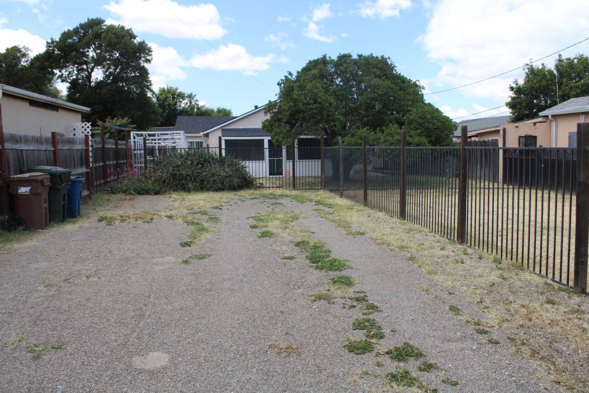 House for rent at 135 Poinsettia Ave, Pittsburg, CA 94565