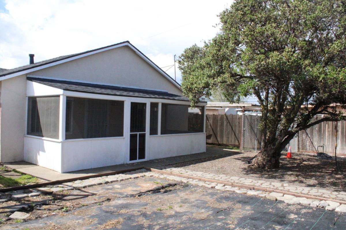 House for rent at 135 Poinsettia Ave, Pittsburg, CA 94565