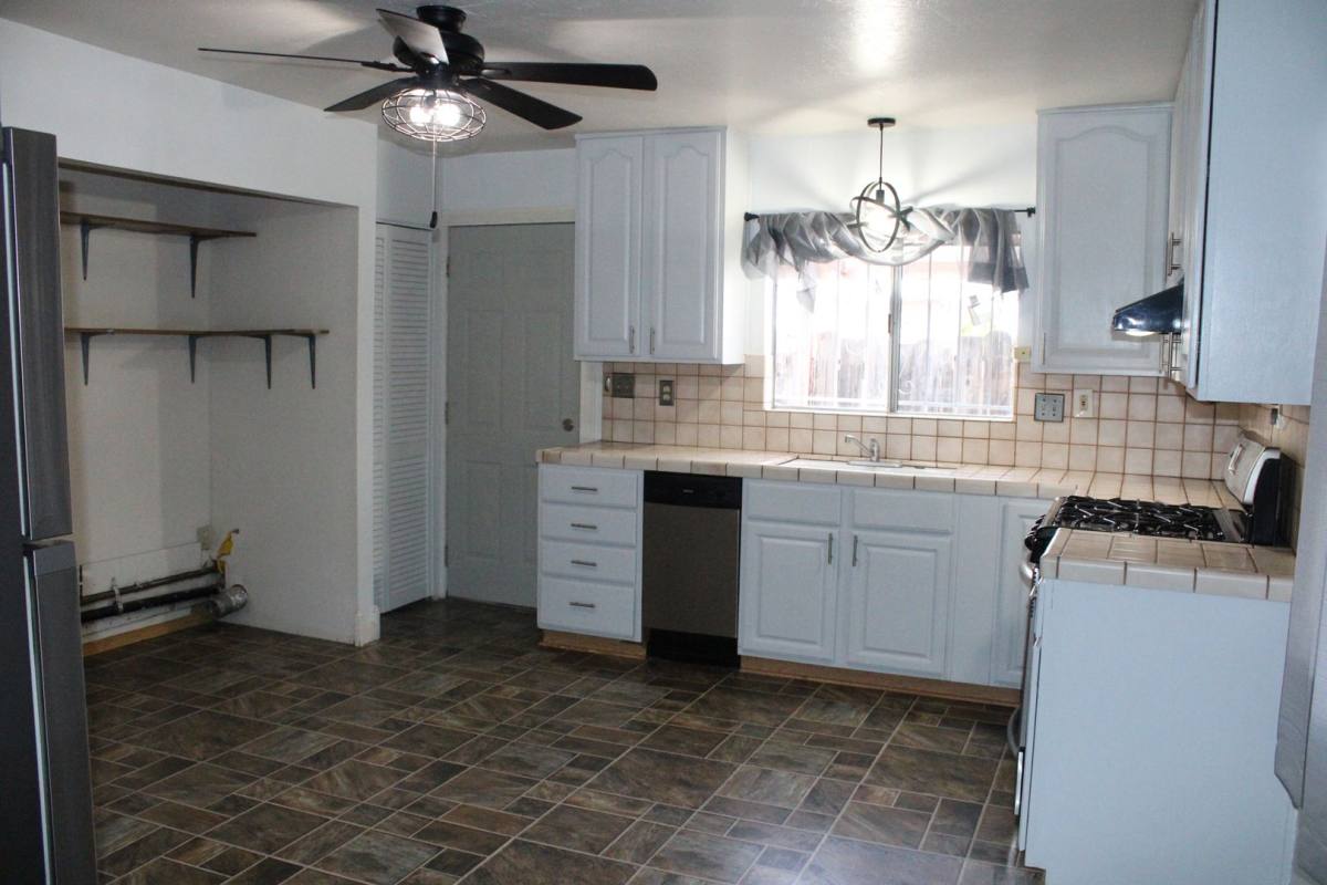 House for rent at 135 Poinsettia Ave, Pittsburg, CA 94565