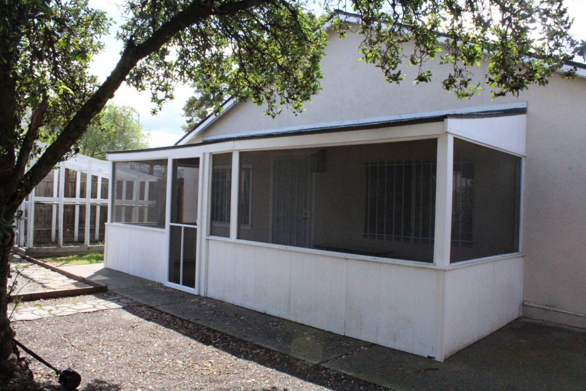 House for rent at 135 Poinsettia Ave, Pittsburg, CA 94565