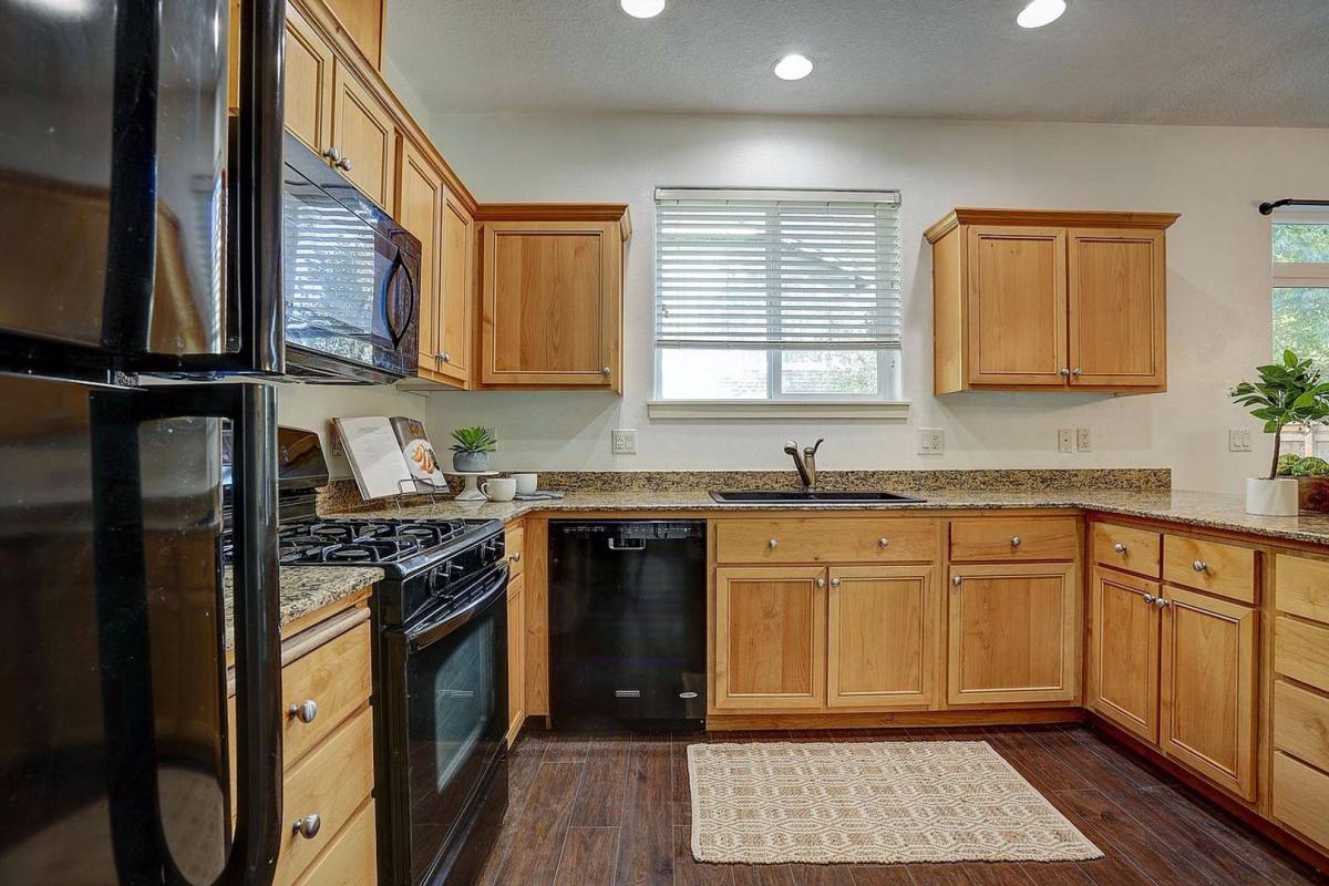 House for rent at 61472 Brosterhous Rd, Bend, OR 97702