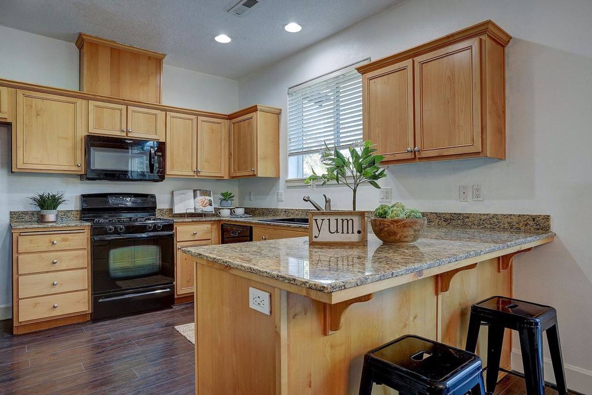 House for rent at 61472 Brosterhous Rd, Bend, OR 97702