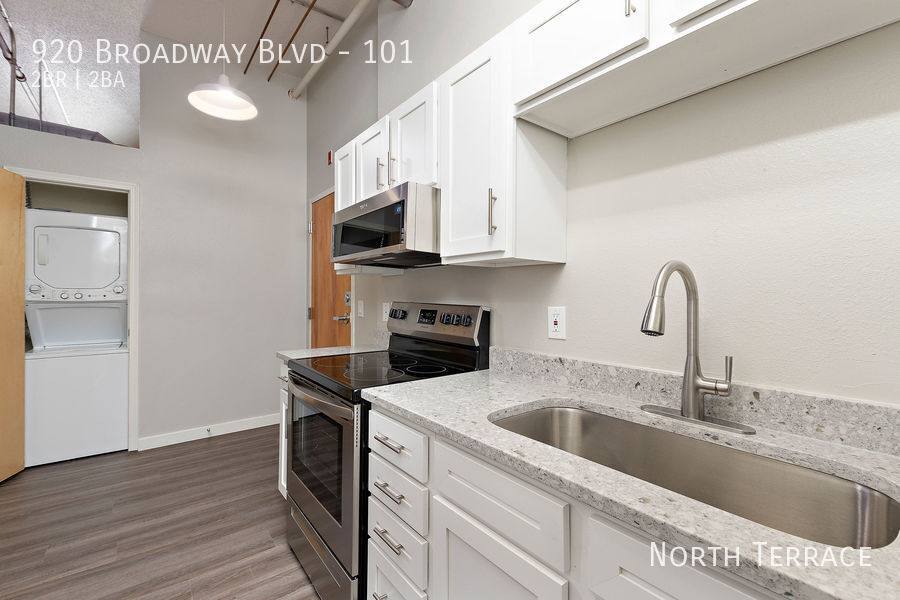 Apartment for rent at 920 Broadway Blvd, Kansas City, MO 64105