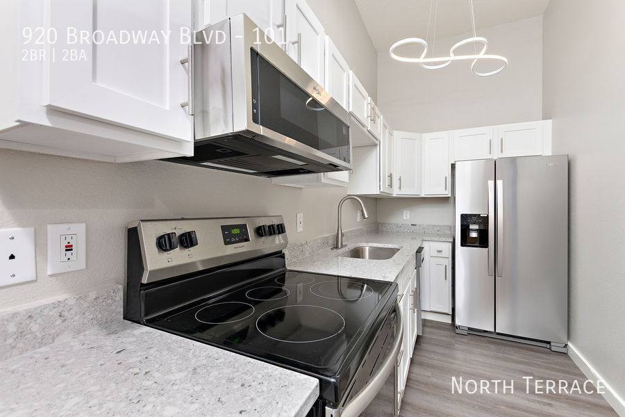 Apartment for rent at 920 Broadway Blvd, Kansas City, MO 64105