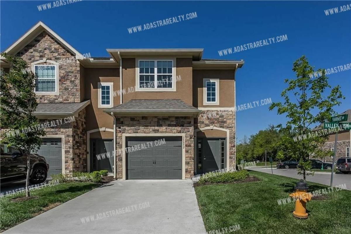 Townhouse for rent at 15852 Valley View Dr, Overland Park, KS 66223
