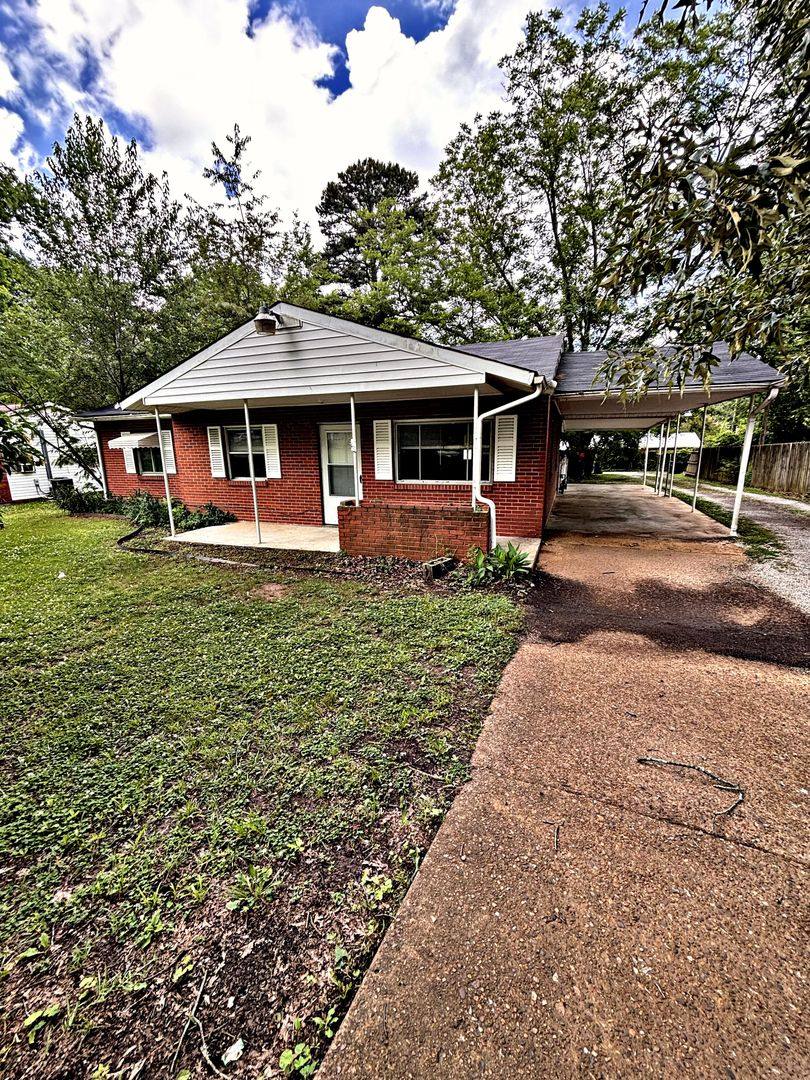 House for rent at 1006 Danville Rd, Decatur, AL 35601