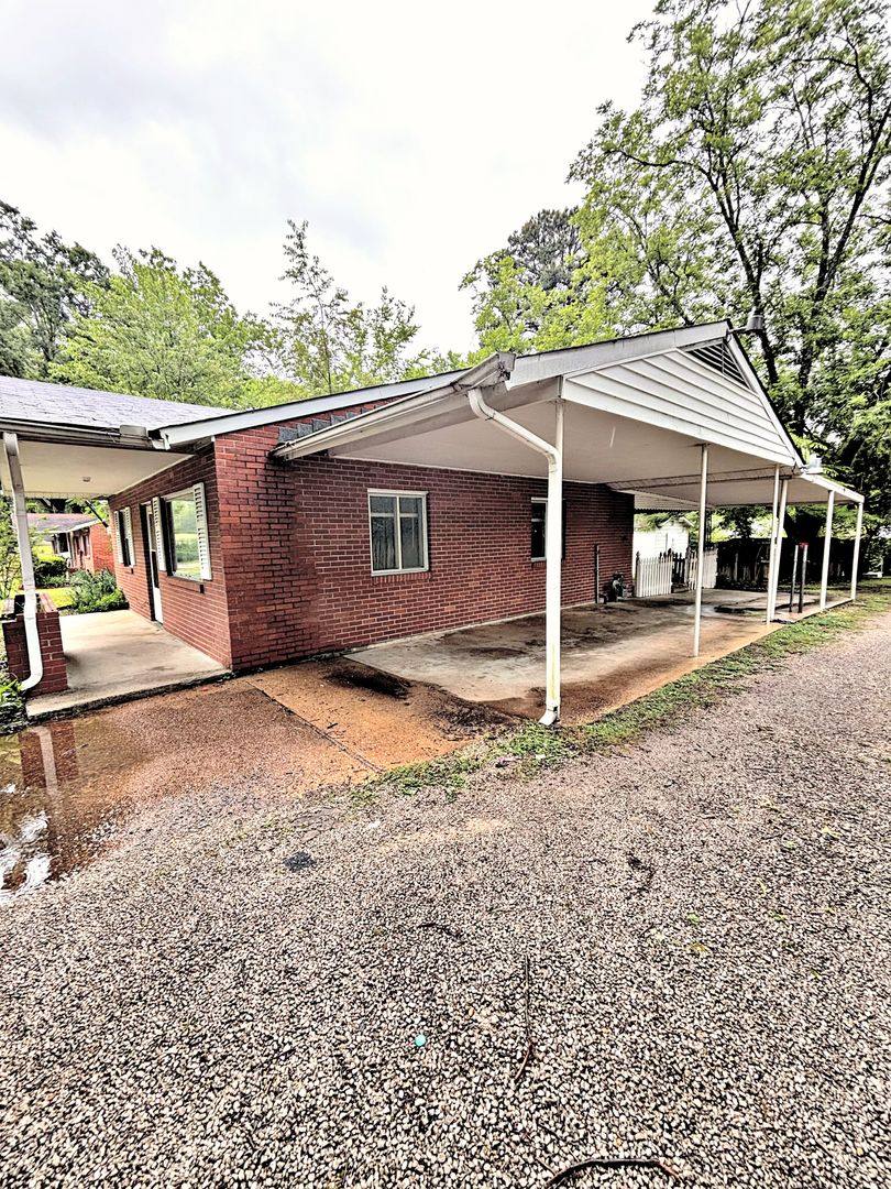House for rent at 1006 Danville Rd, Decatur, AL 35601