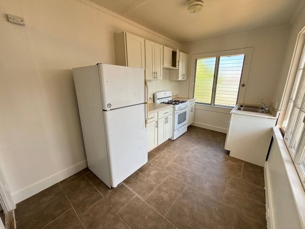 Apartment for rent at 1003 3rd Ave, Honolulu, HI 96816