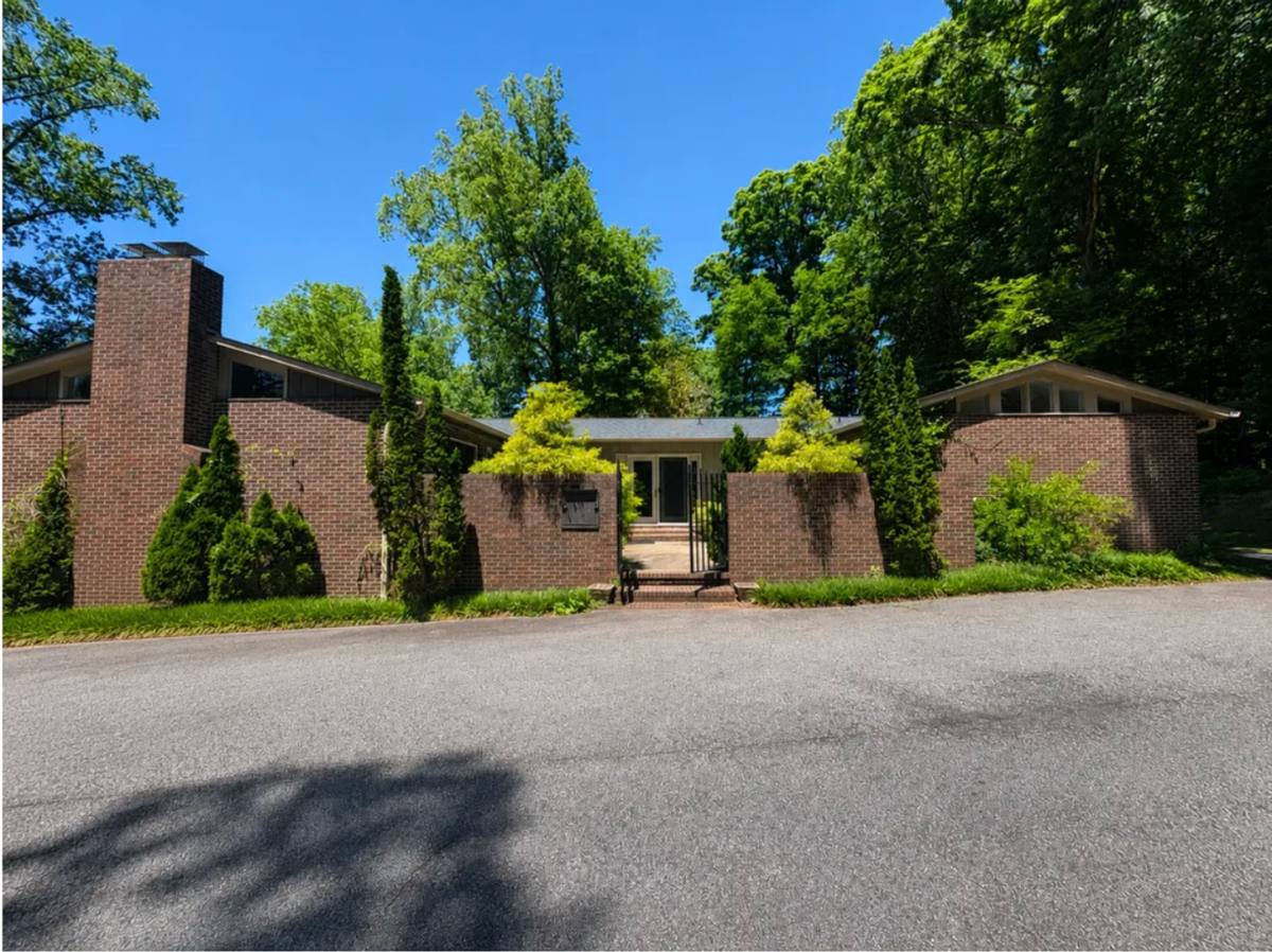 House for rent at 1 Dellwood Dr, Greenville, SC 29609