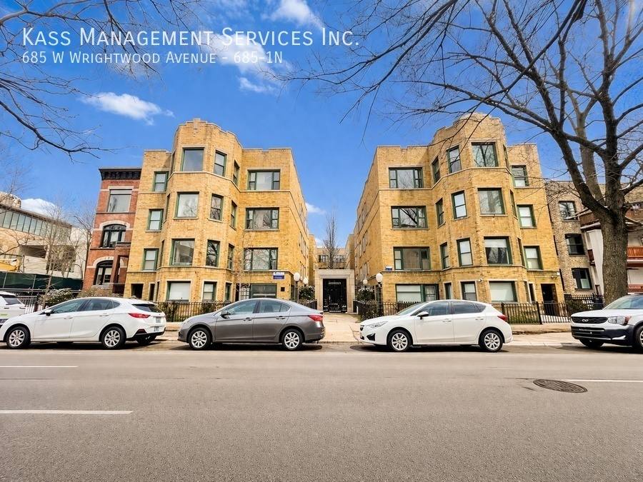 Apartment for rent at 685 W Wrightwood Ave #1N, Chicago, IL 60614