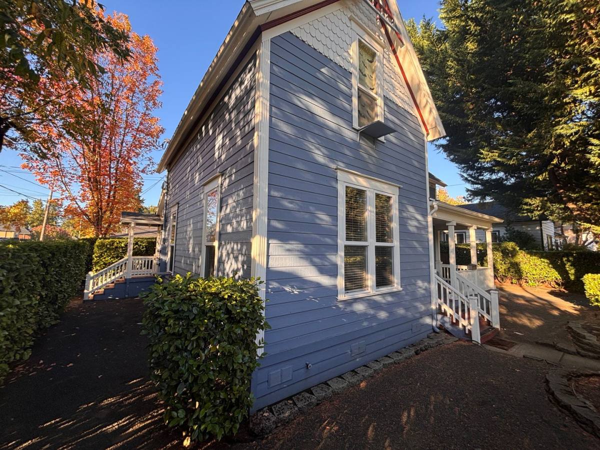 Apartment for rent at 1105 1st Ave NE, Albany, OR 97321