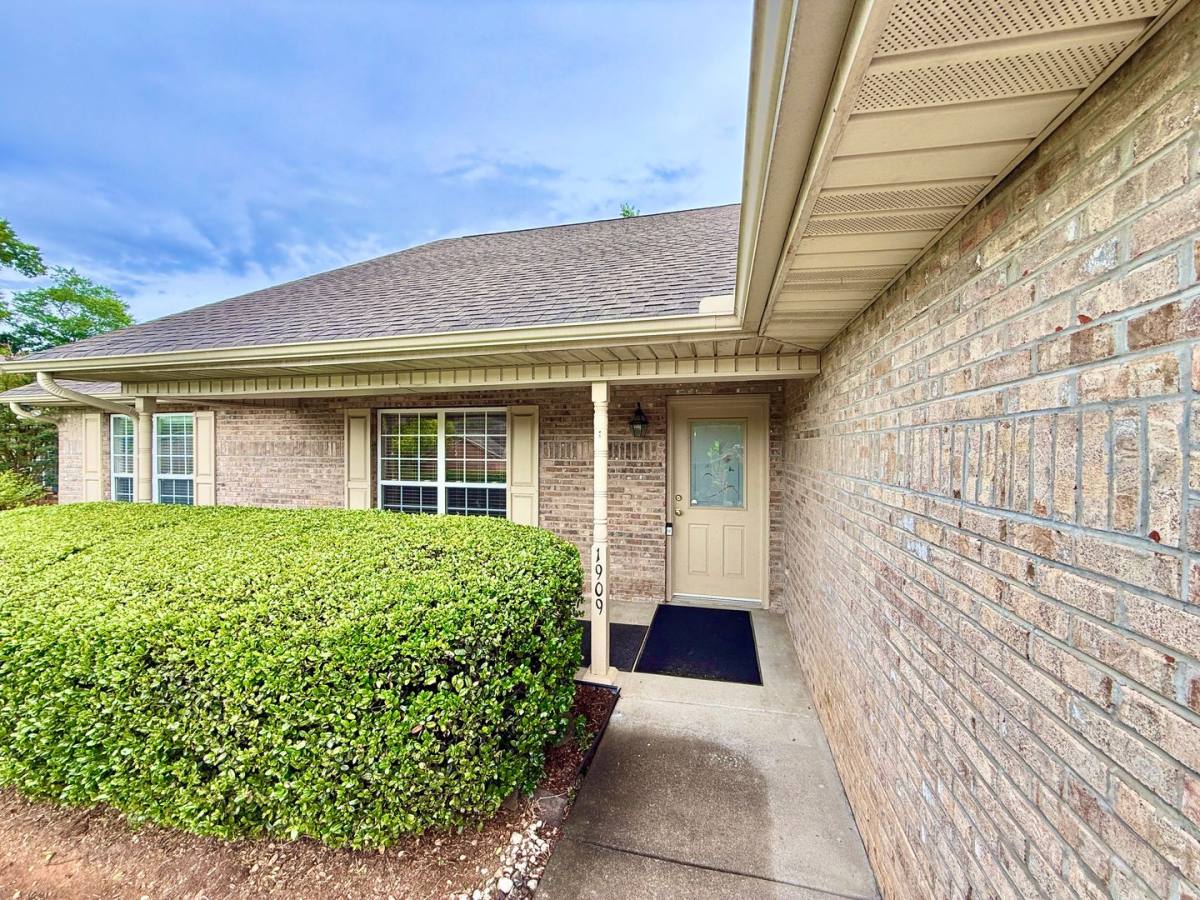 House for rent at 1909 Rommel Dr, Maryville, TN 37804