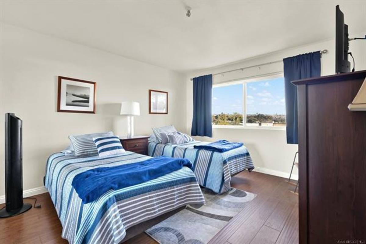 Condo for rent at 4015 Crown Point Dr, San Diego, CA 92109