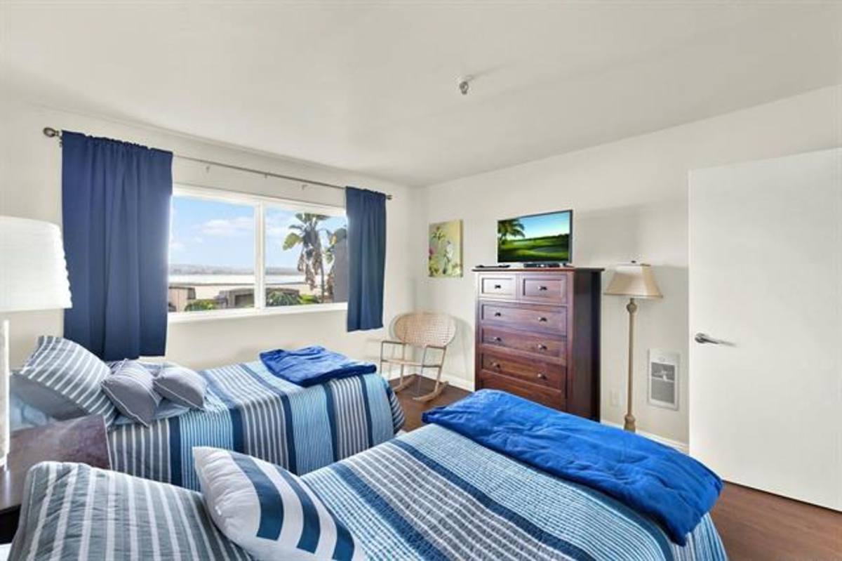 Condo for rent at 4015 Crown Point Dr, San Diego, CA 92109
