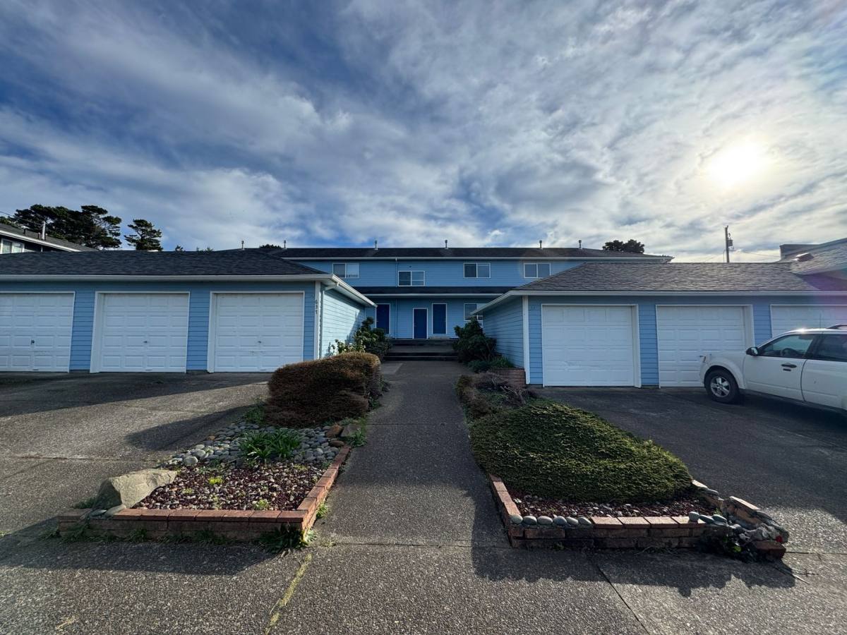 Apartment for rent at 637 SW 9th St, Newport, OR 97365