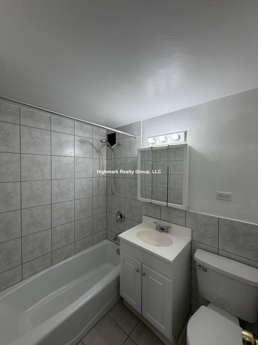 Apartment for rent at 4180 N Marine Dr, Chicago, IL 60613