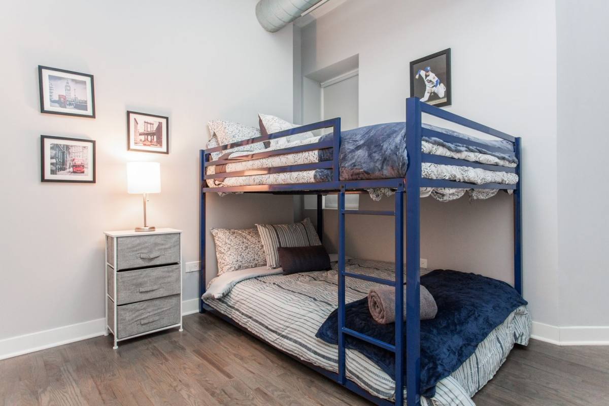 Apartment for rent at 907 W School #2A, Chicago, IL 60657
