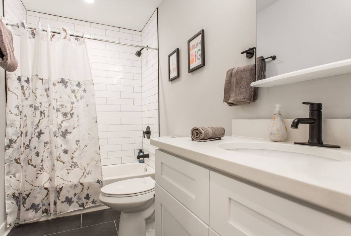 Apartment for rent at 907 W School #2A, Chicago, IL 60657