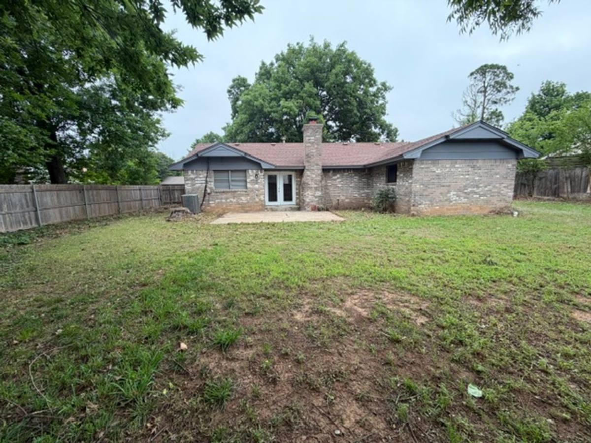 House for rent at 1918 Oakhill Dr, Norman, OK 73071