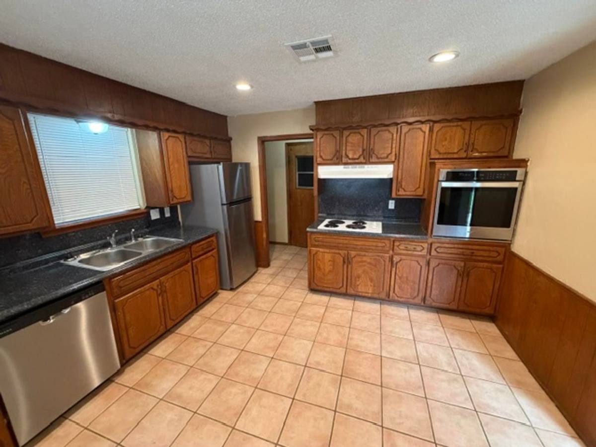 House for rent at 1918 Oakhill Dr, Norman, OK 73071