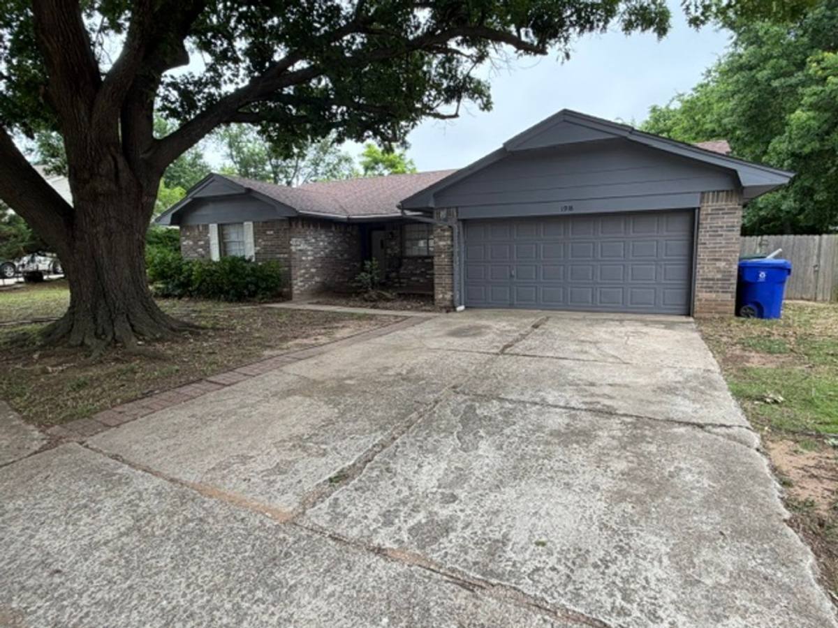 House for rent at 1918 Oakhill Dr, Norman, OK 73071