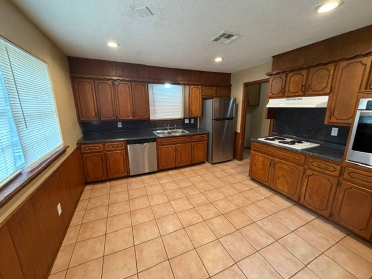 House for rent at 1918 Oakhill Dr, Norman, OK 73071