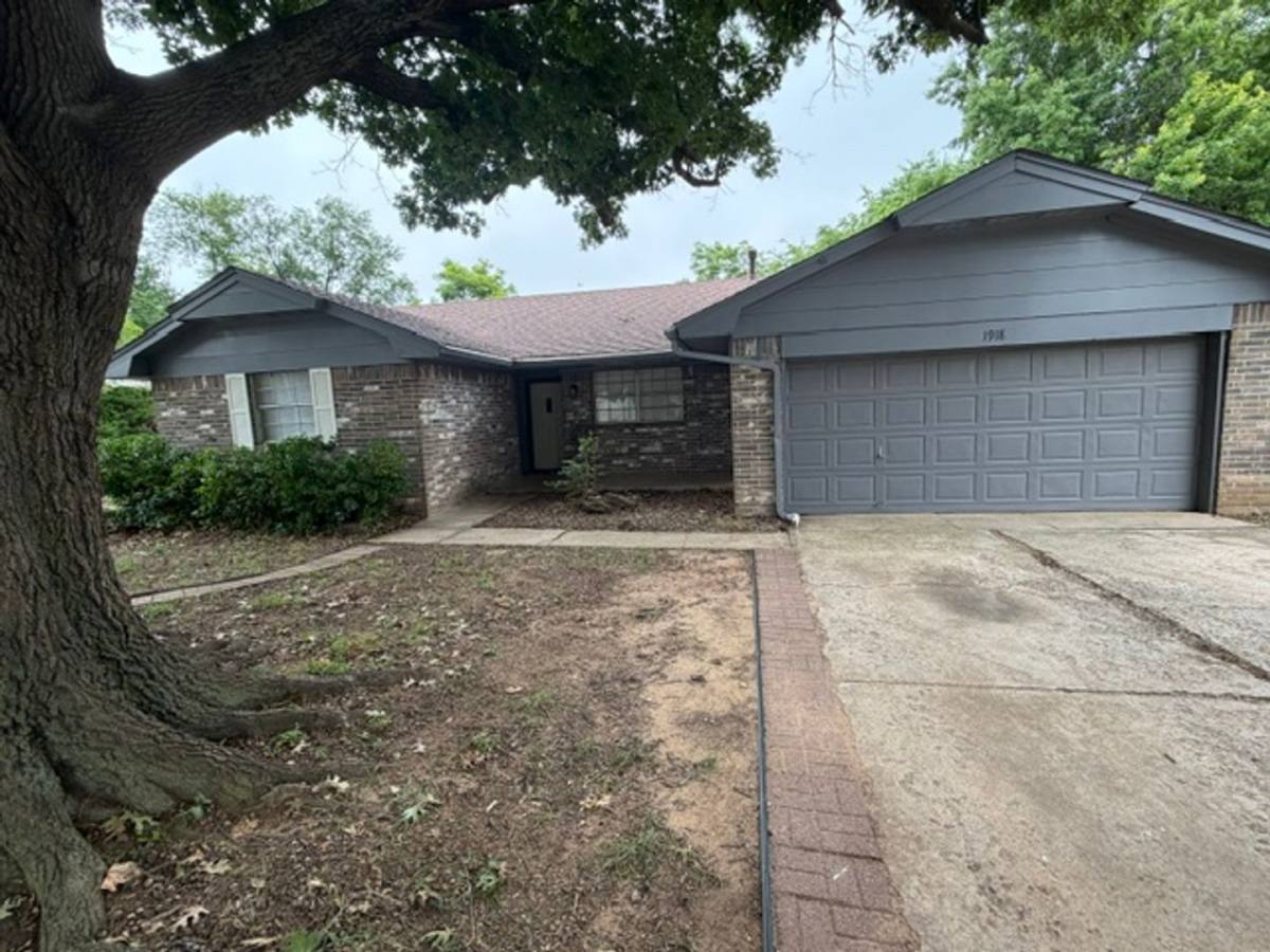 House for rent at 1918 Oakhill Dr, Norman, OK 73071
