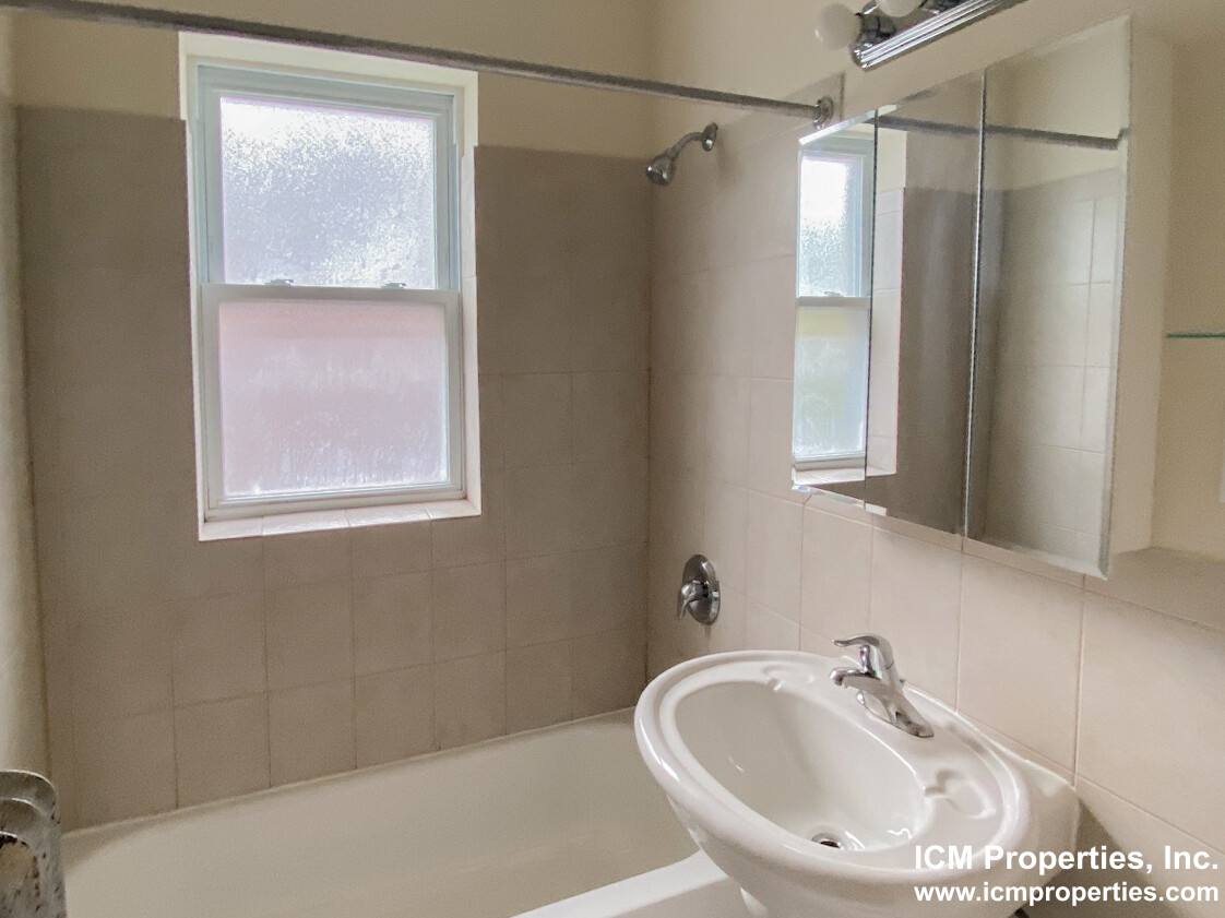 Apartment for rent at 2000 W Foster Ave #2C, Chicago, IL 60640