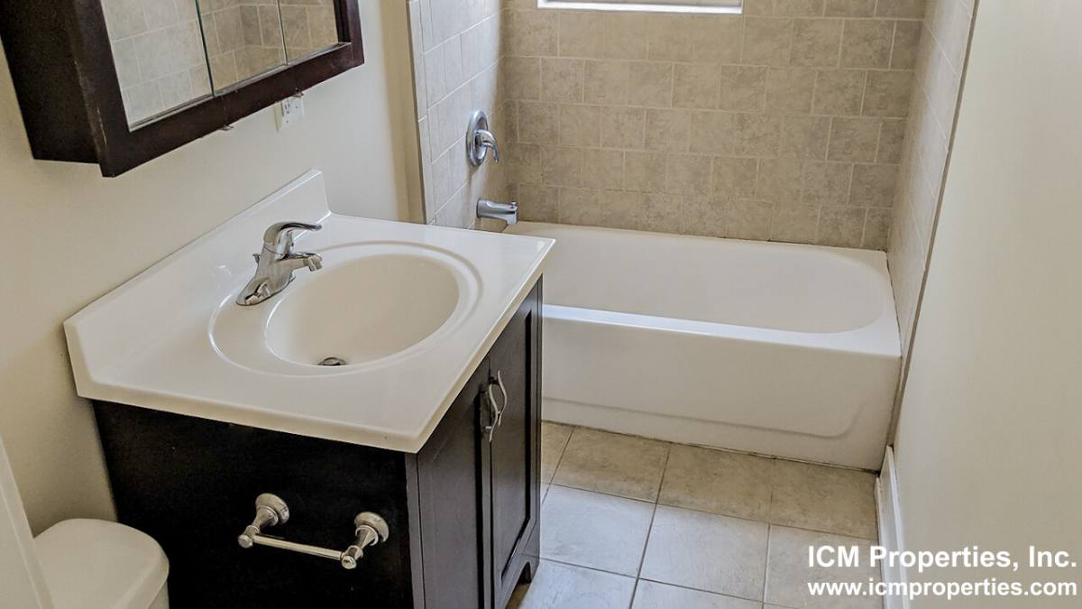 Apartment for rent at 1916 W Winona St #1, Chicago, IL 60640