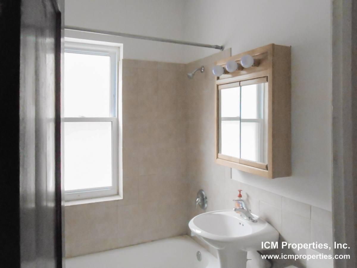 Apartment for rent at 2000 W Foster Ave #1D, Chicago, IL 60640