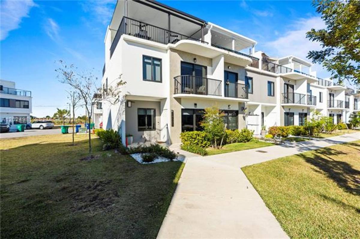 Townhouse for rent at 14595 SW 261st St, Homestead, FL 33032