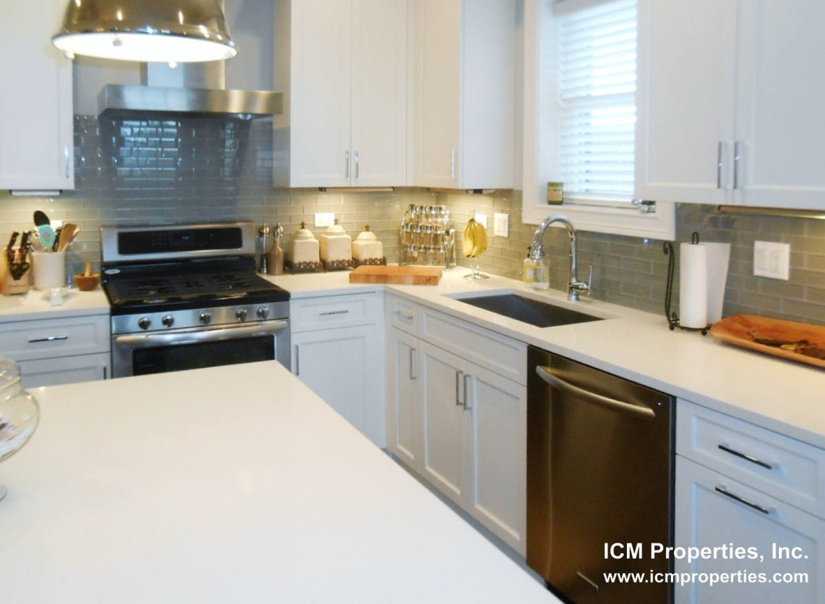 Apartment for rent at 1241 W Oakdale #3W, Chicago, IL 60657