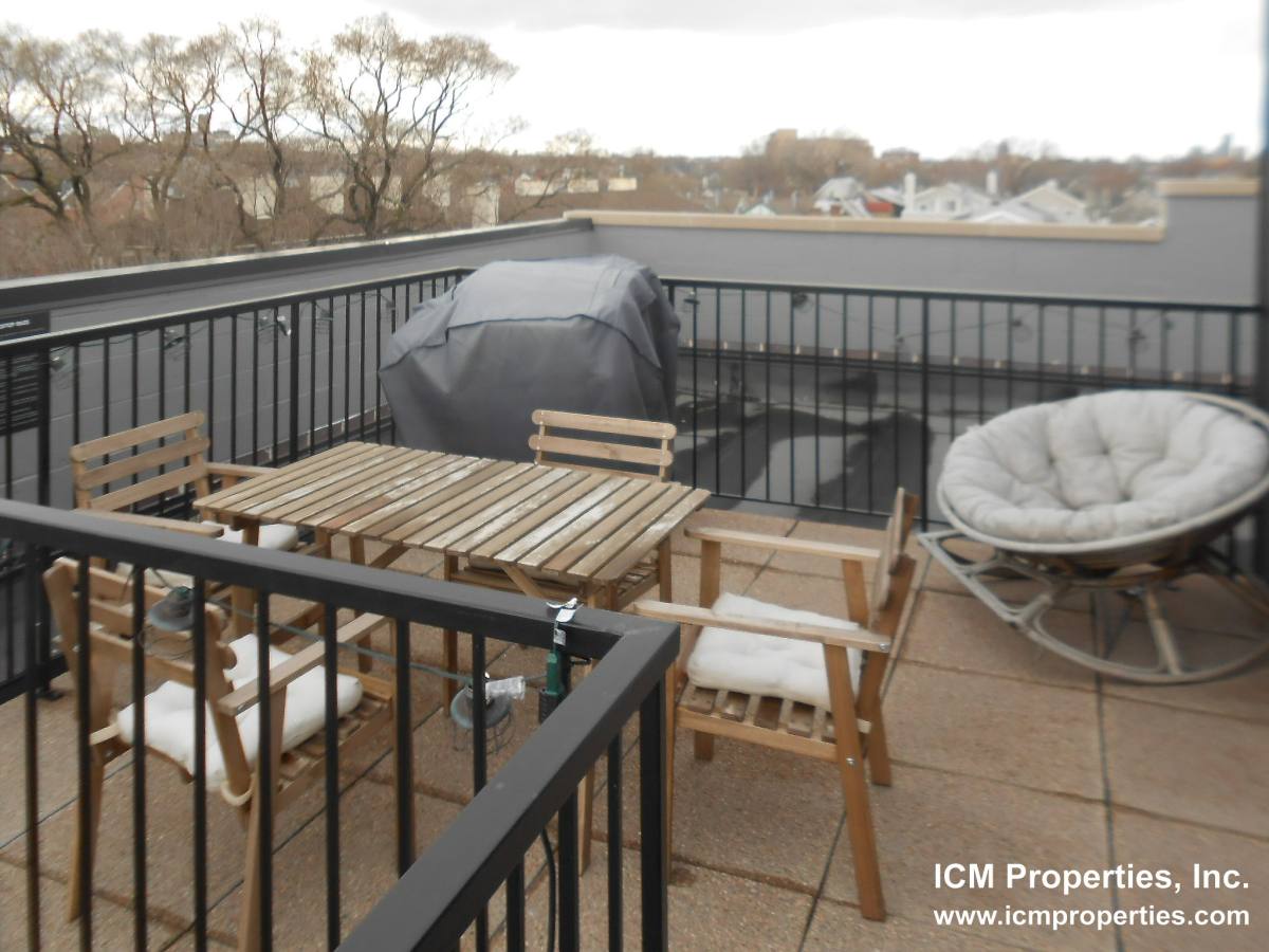 Apartment for rent at 1241 W Oakdale #3W, Chicago, IL 60657