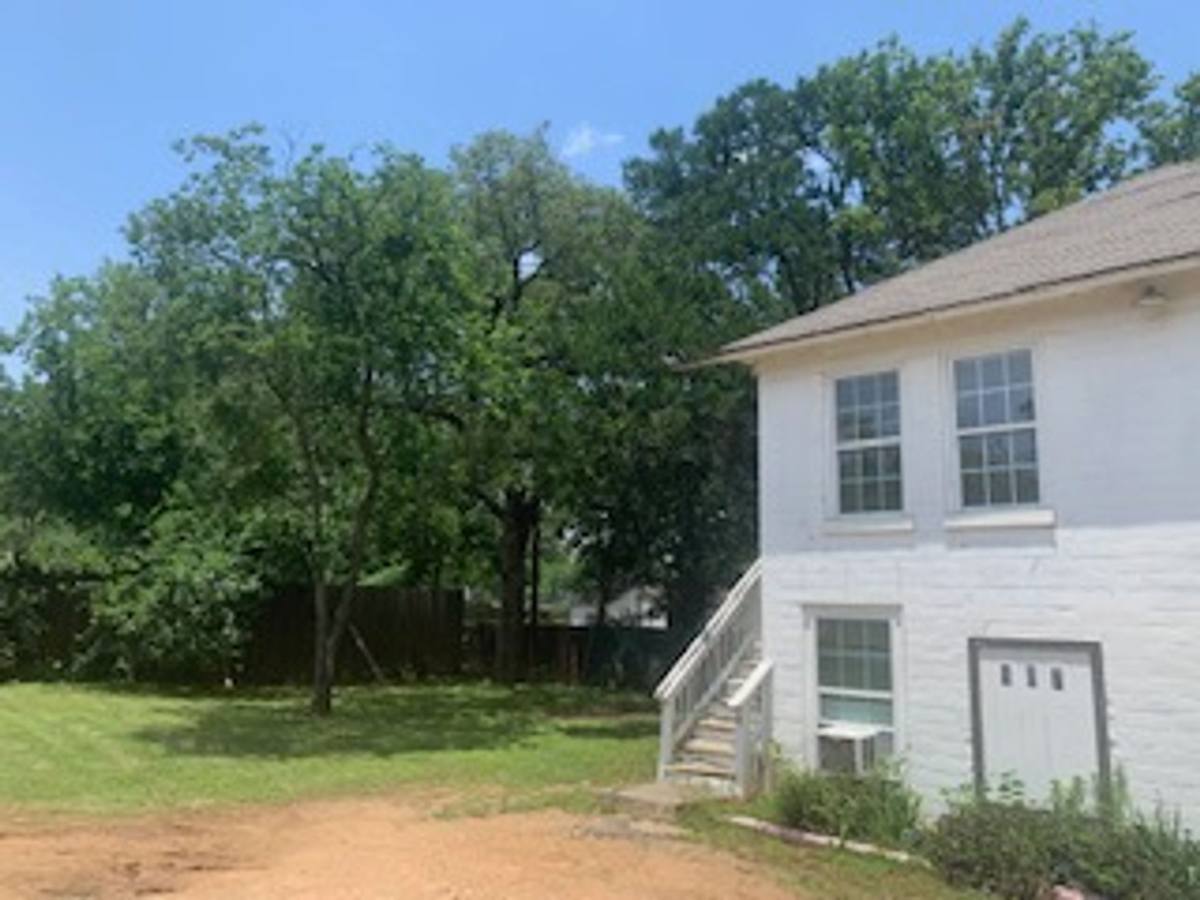 Townhouse for rent at 807 Bowie St, Arlington, TX 76012
