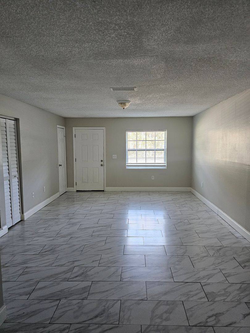 Apartment for rent at 1013 Beecher St, Leesburg, FL 34748