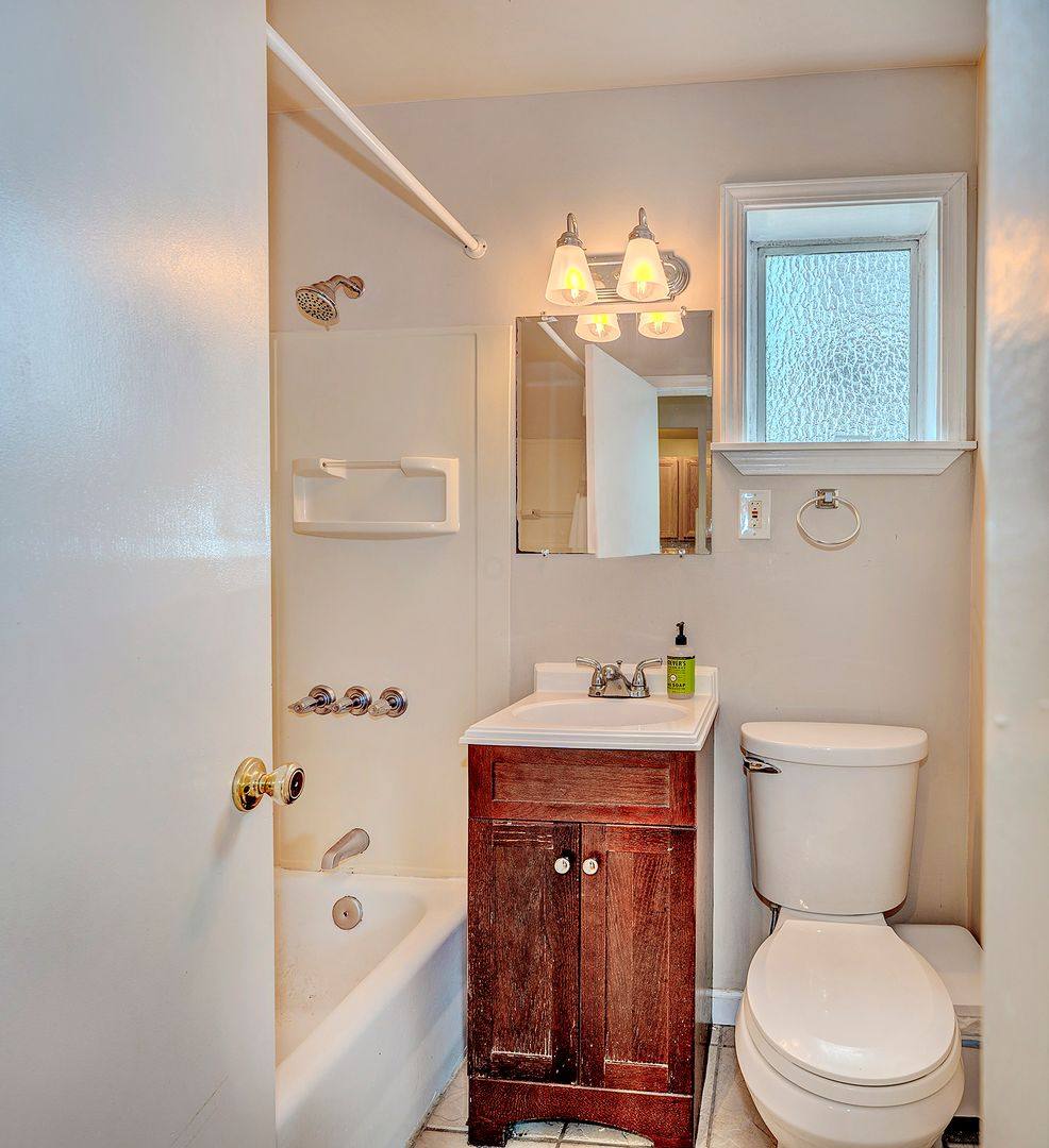 Apartment for rent at 800 NE 40th St, Seattle, WA 98105