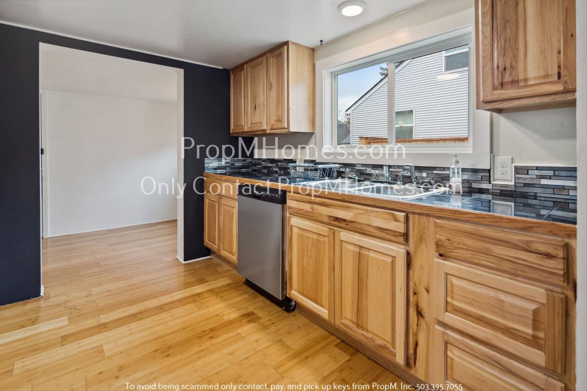 House for rent at 6135 SE Henderson St, Portland, OR 97206