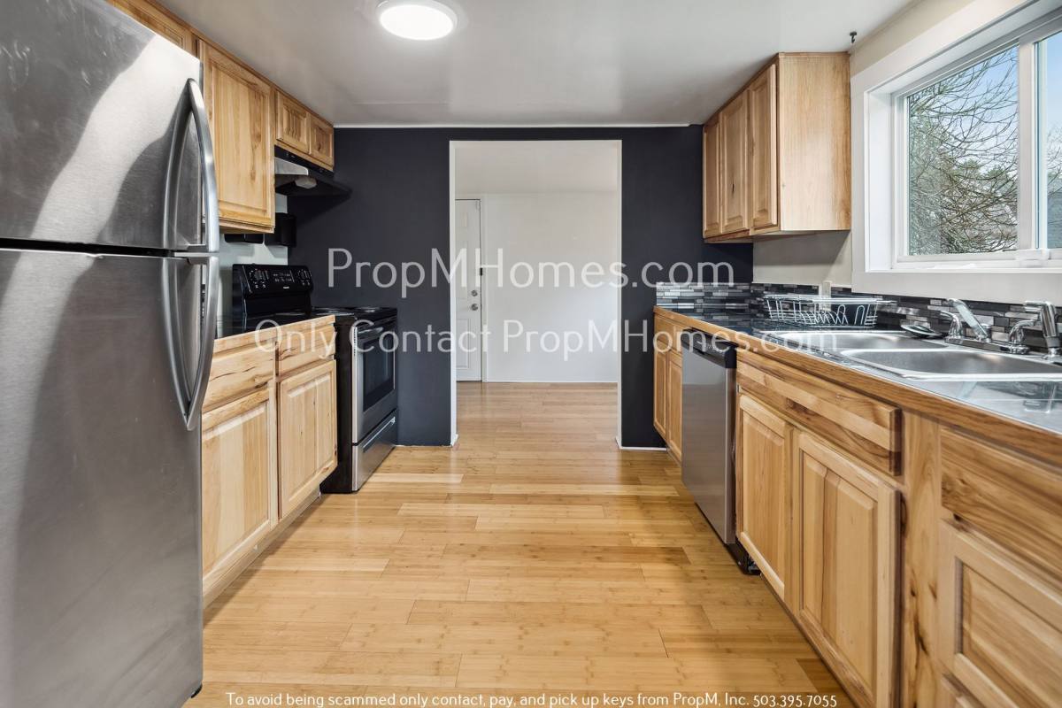 House for rent at 6135 SE Henderson St, Portland, OR 97206