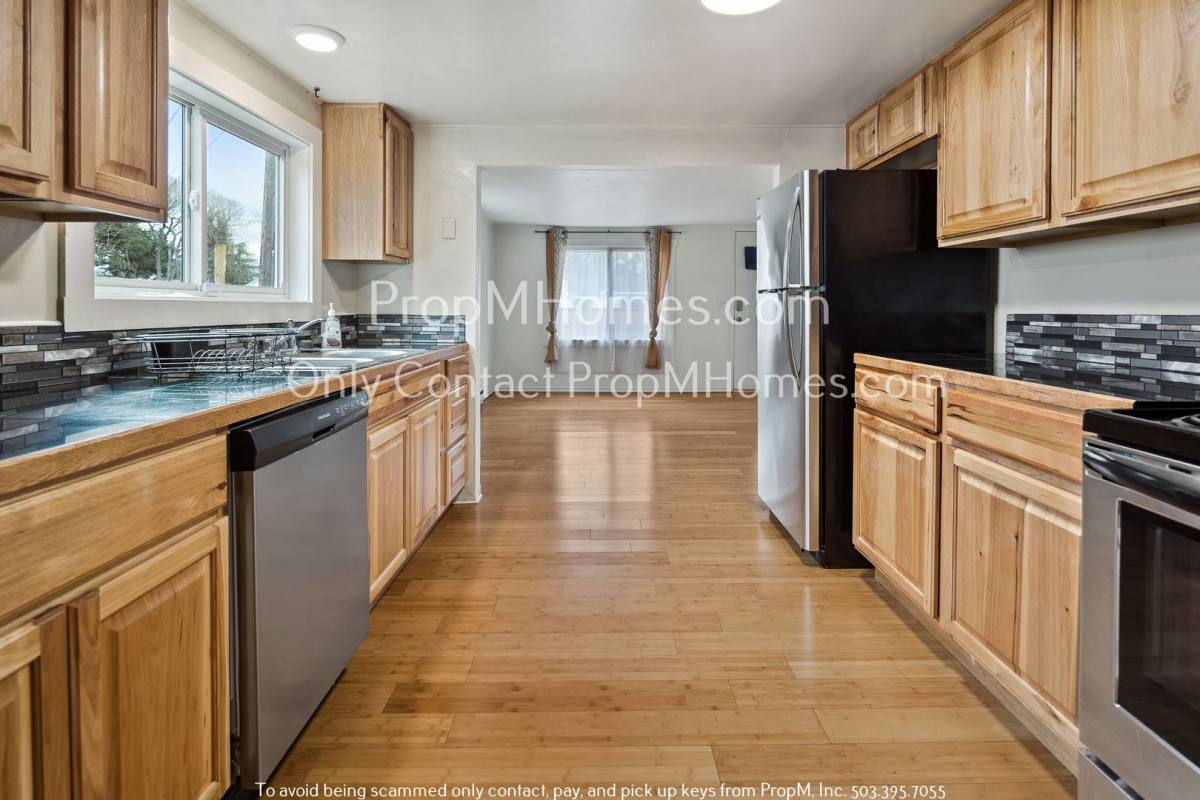 House for rent at 6135 SE Henderson St, Portland, OR 97206