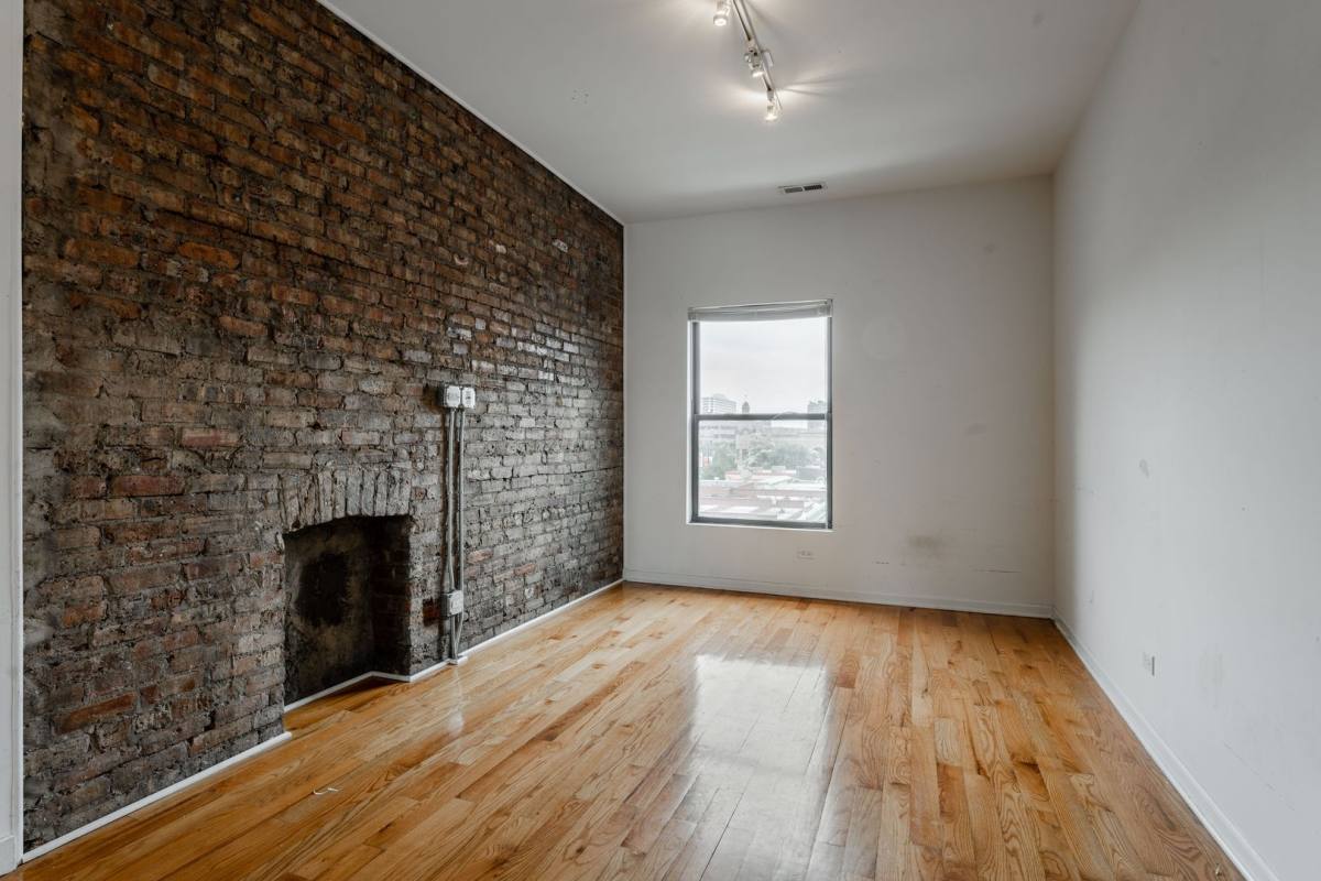 Apartment for rent at 1210 W Foster Ave, Chicago, IL 60640