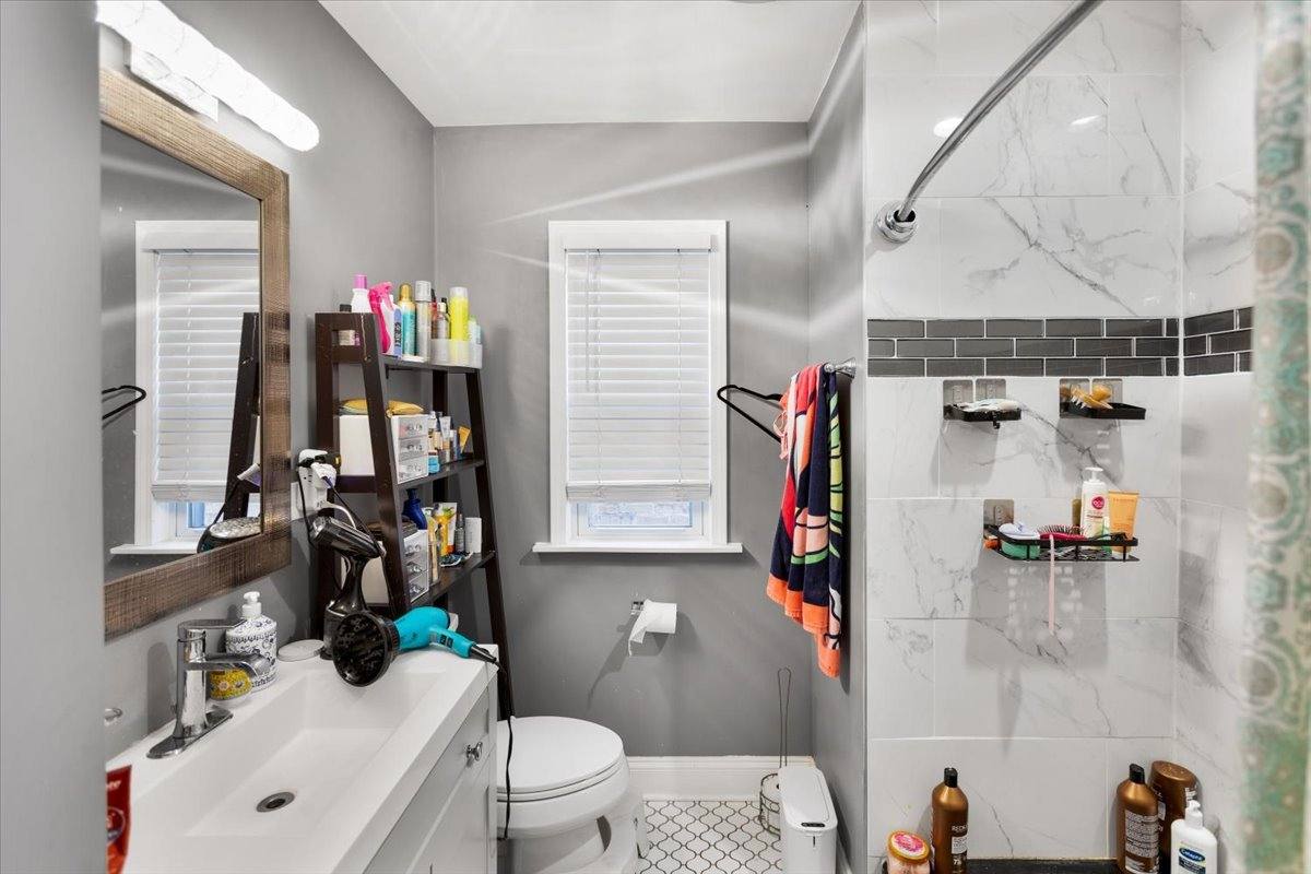 Apartment for rent at 6619 N Ave #2, Oak Park, IL 60302