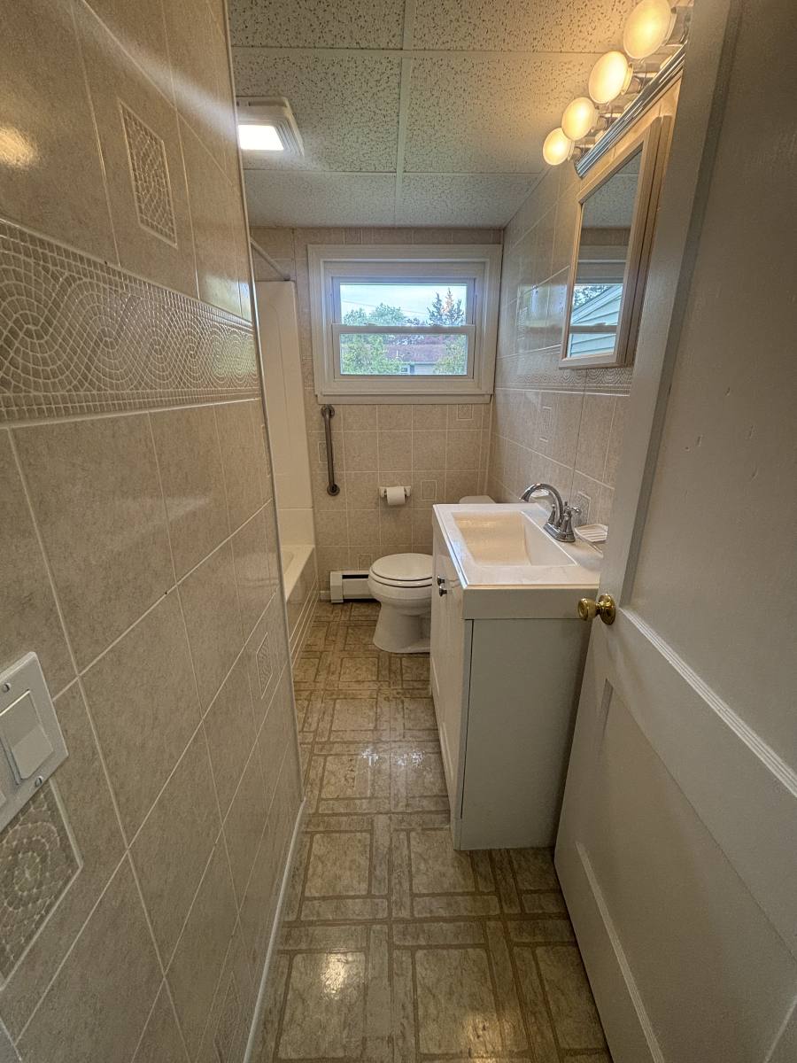 Apartment for rent at 5 Clarendon Rd #1, Auburn, MA 01501