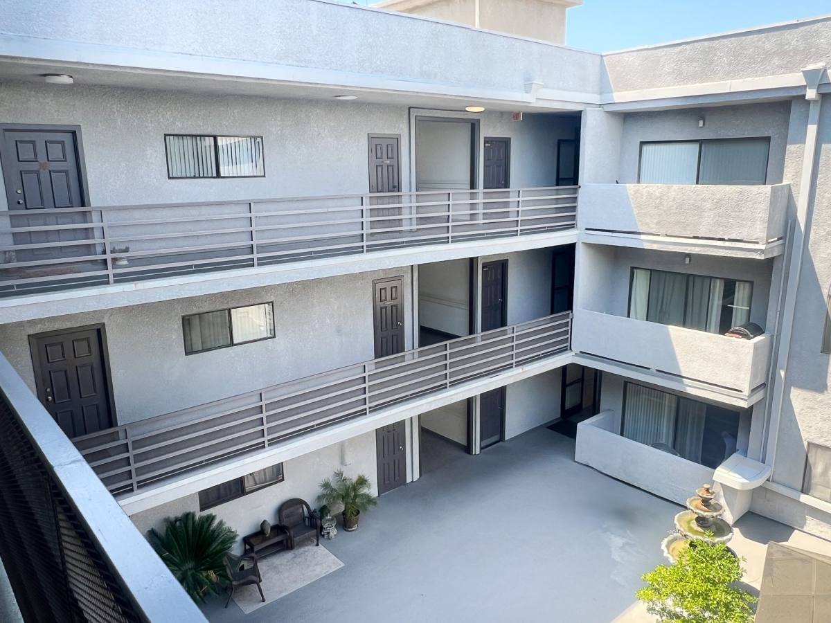 Apartment for rent at 4706 Sepulveda Blvd, Sherman Oaks, CA 91403