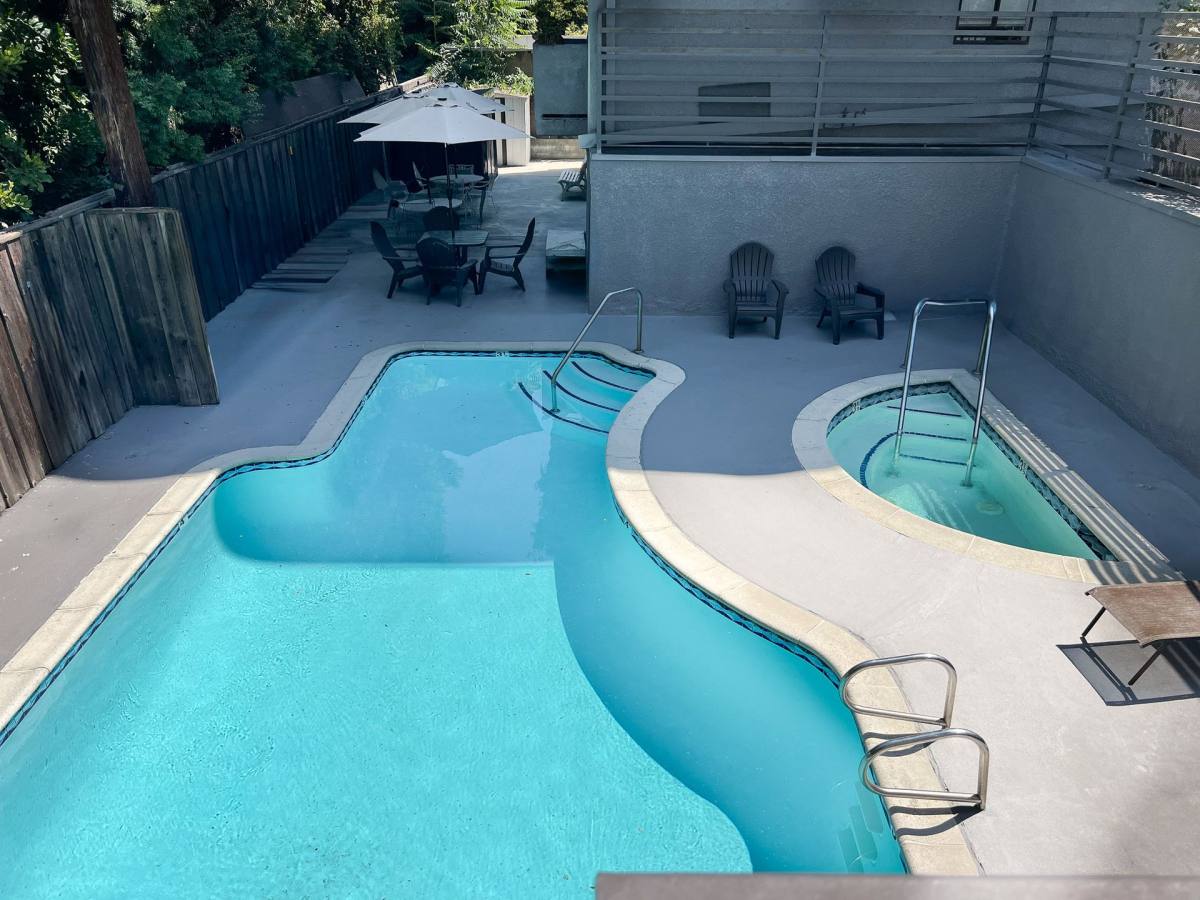 Apartment for rent at 4706 Sepulveda Blvd, Sherman Oaks, CA 91403