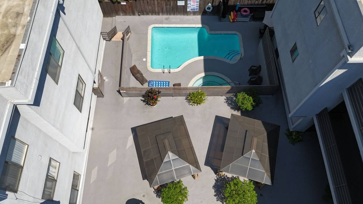 Apartment for rent at 4706 Sepulveda Blvd, Sherman Oaks, CA 91403