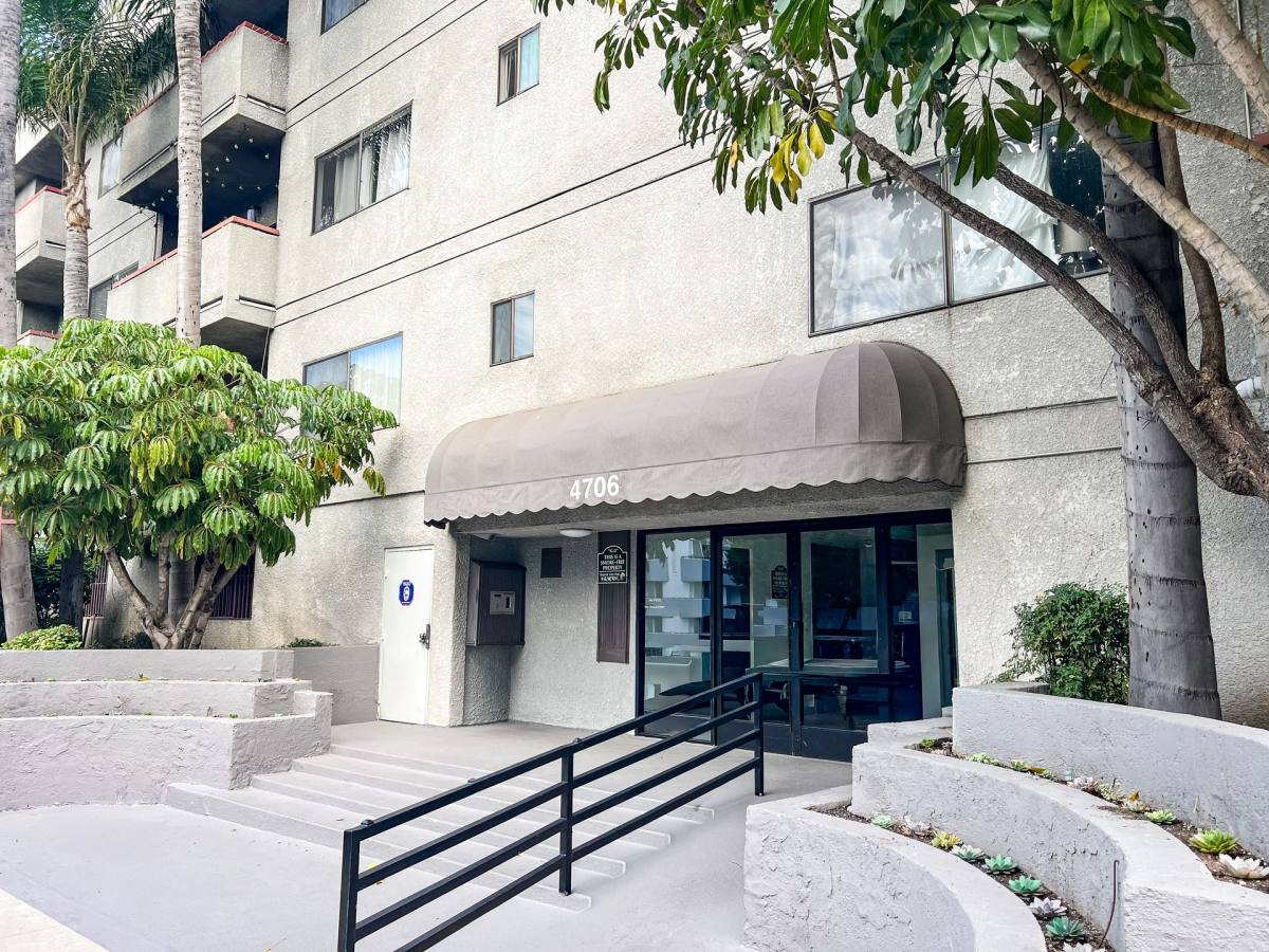 Apartment for rent at 4706 Sepulveda Blvd, Sherman Oaks, CA 91403