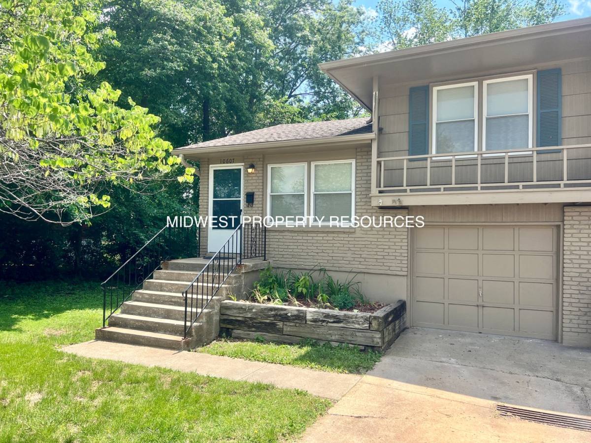 Townhouse for rent at 10607 E 78th Terrace, Kansas City, MO 64138