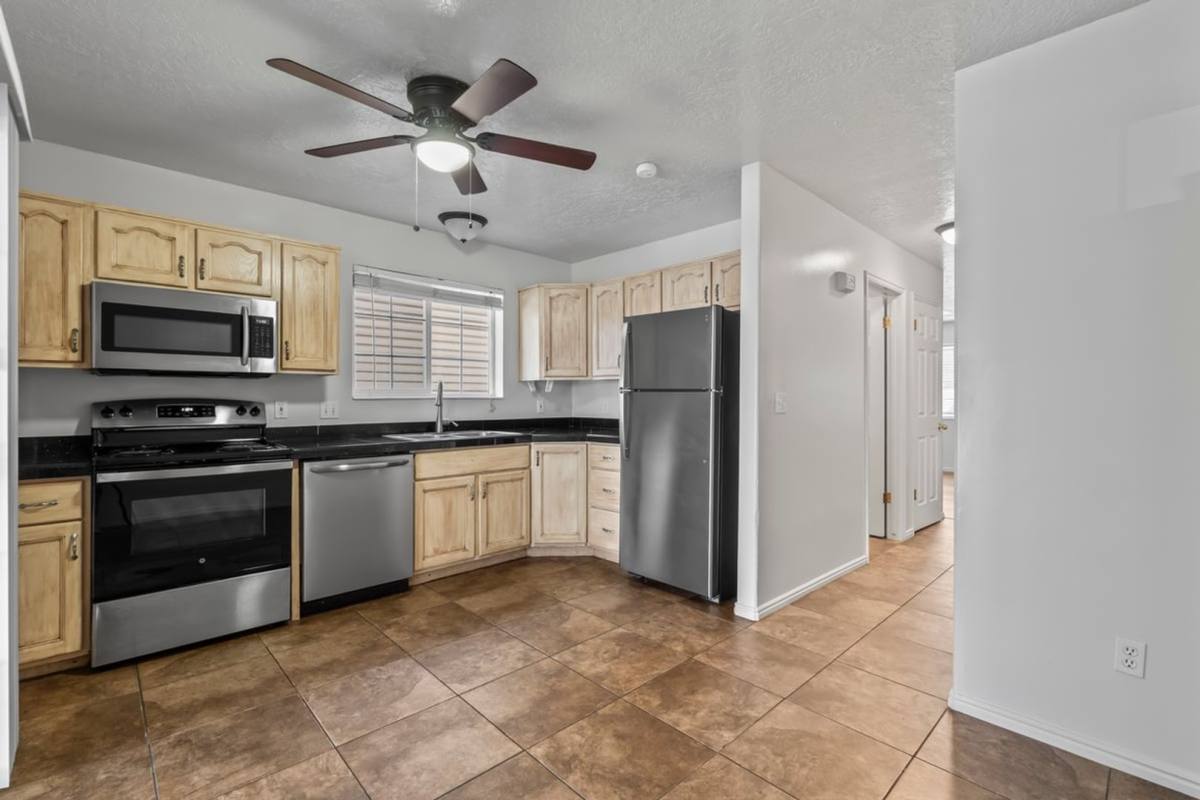 472 E 2100 N, Ogden, UT 84414 - Townhouse for Rent - Image 2