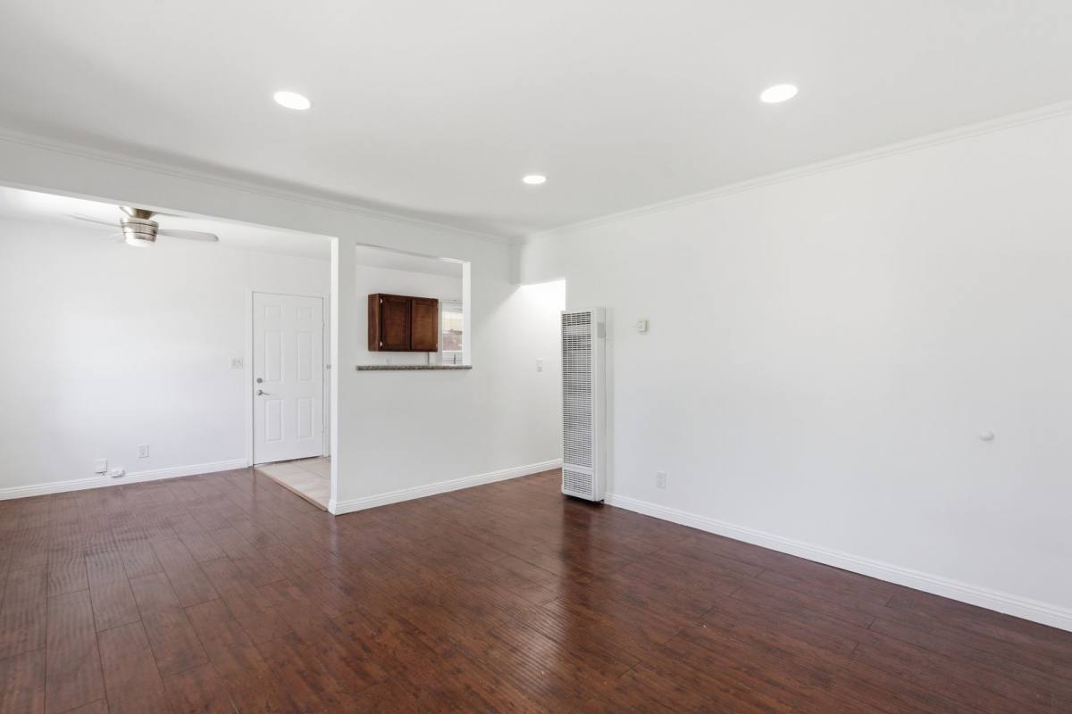 Apartment for rent at 534-536 E Hyde Park Place, Inglewood, CA 90302